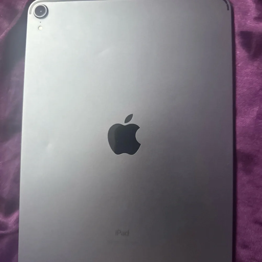 locked Apple iPad - silver